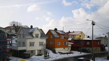 Une rue résidentielle bordée de maisons, avec une route et un pont.
