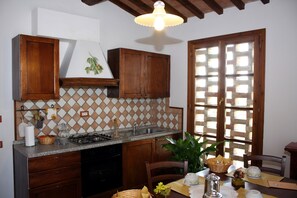 Appartement, 2 chambres | Coin cuisine privé | Réfrigérateur, four, plaque de cuisson, chaise haute