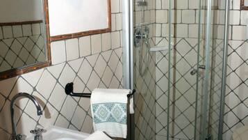 Apartment, 1 Bedroom | Bathroom | Shower, hair dryer, bidet, towels