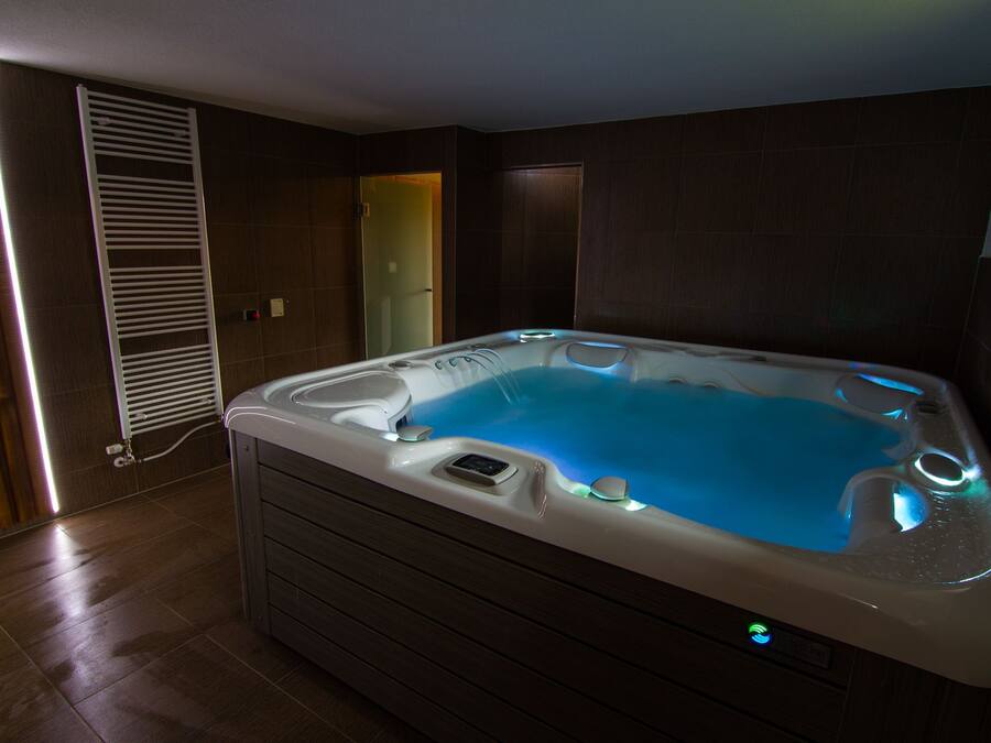 Indoor spa tub