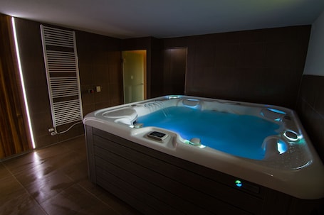 Indoor spa tub. Apartments Club Telgart
