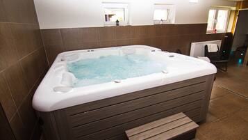 Indoor spa tub
