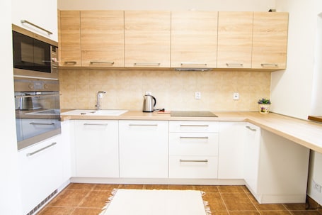 Casa, 2 habitaciones, cocina | Cocina privada | Refrigerador, microondas, parrilla de estufa y tetera eléctrica