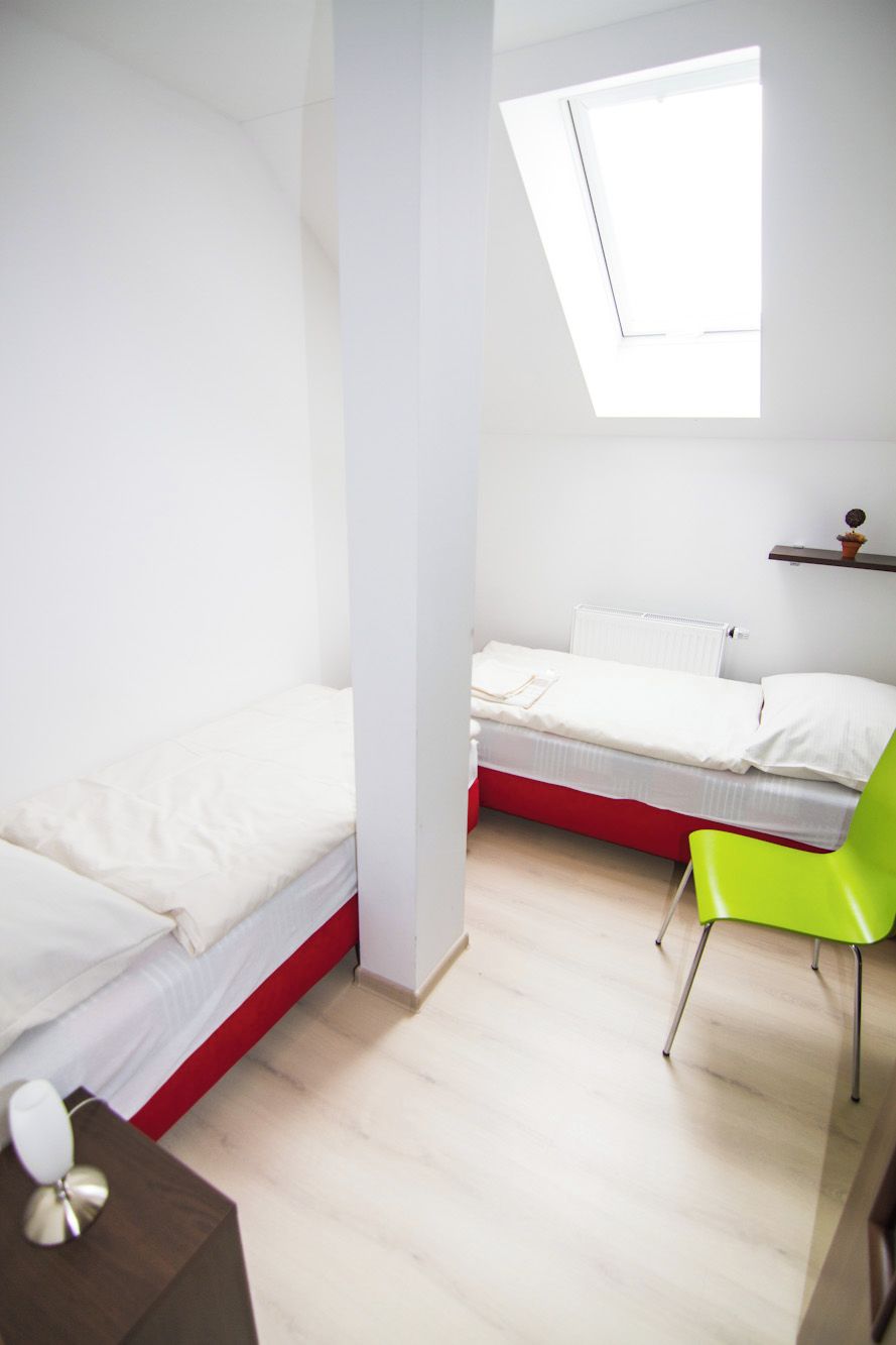 Una camera da letto con una cupola, un letto, una sedia e un tavolino.