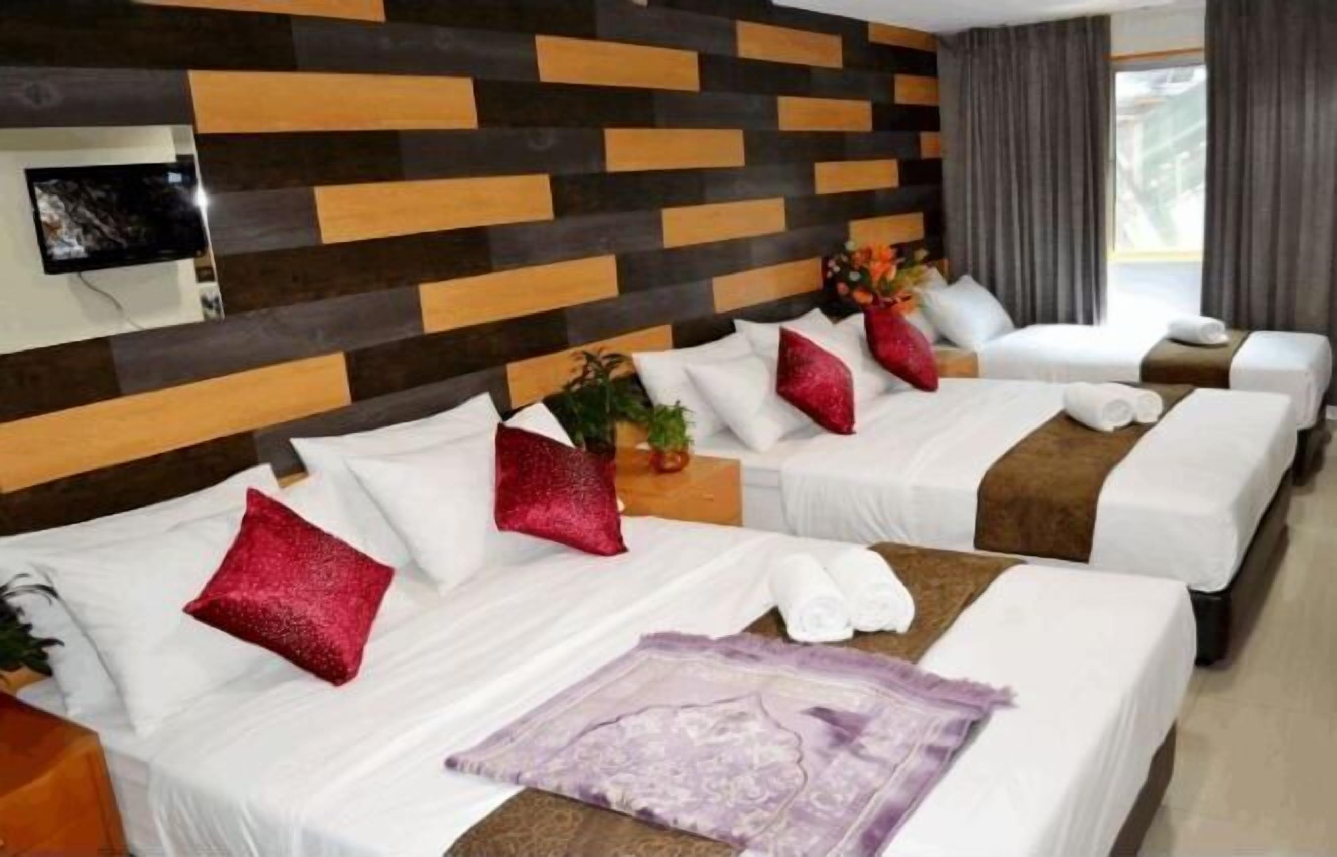 Desk, soundproofing, free WiFi