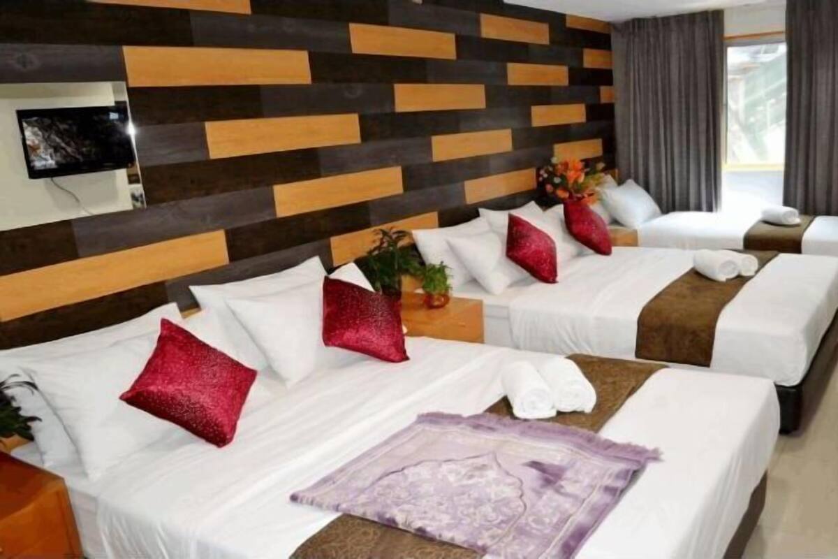 Desk, soundproofing, free WiFi