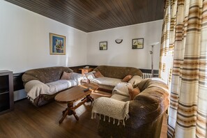 Suite Komovi | Oppholdsrom | Flatskjerm-TV