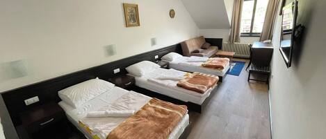 Chambre triple | Décor unique, ameublement unique, bureau