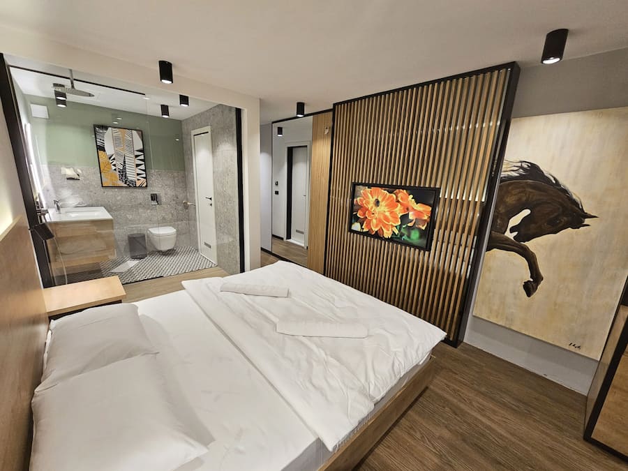 Premium tweepersoonskamer | Individueel gedecoreerd, individueel gemeubileerd, een bureau