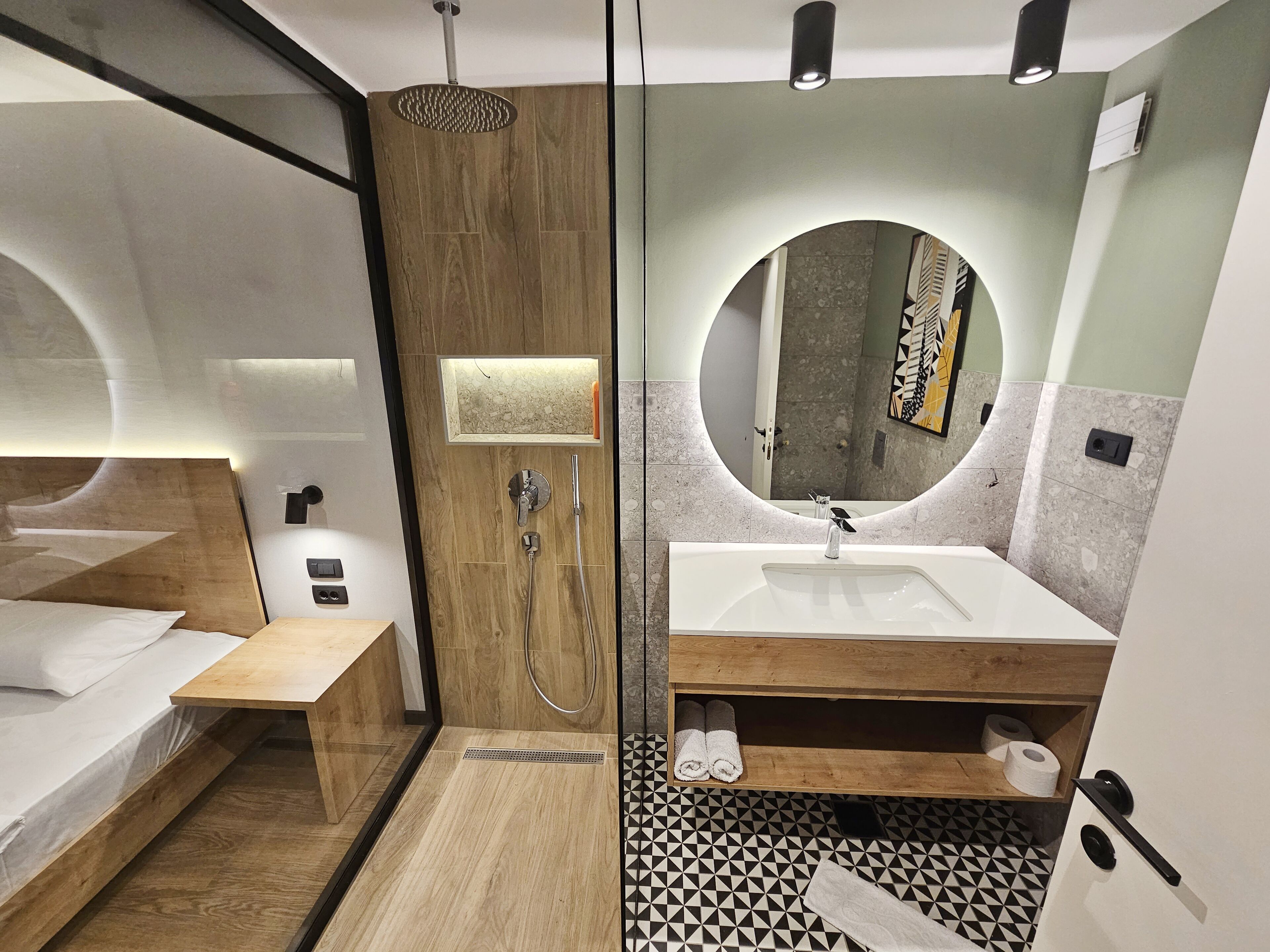 Premium Double Room | Bathroom | Shower, free toiletries, hair dryer, towels
