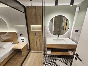 Premium tweepersoonskamer | Badkamer | Een douche, gratis toiletartikelen, een haardroger, handdoeken