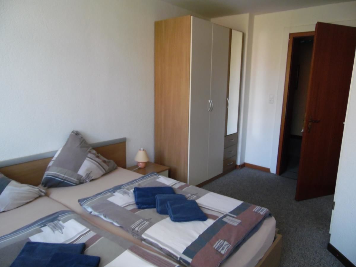 desk, rollaway beds, free wifi