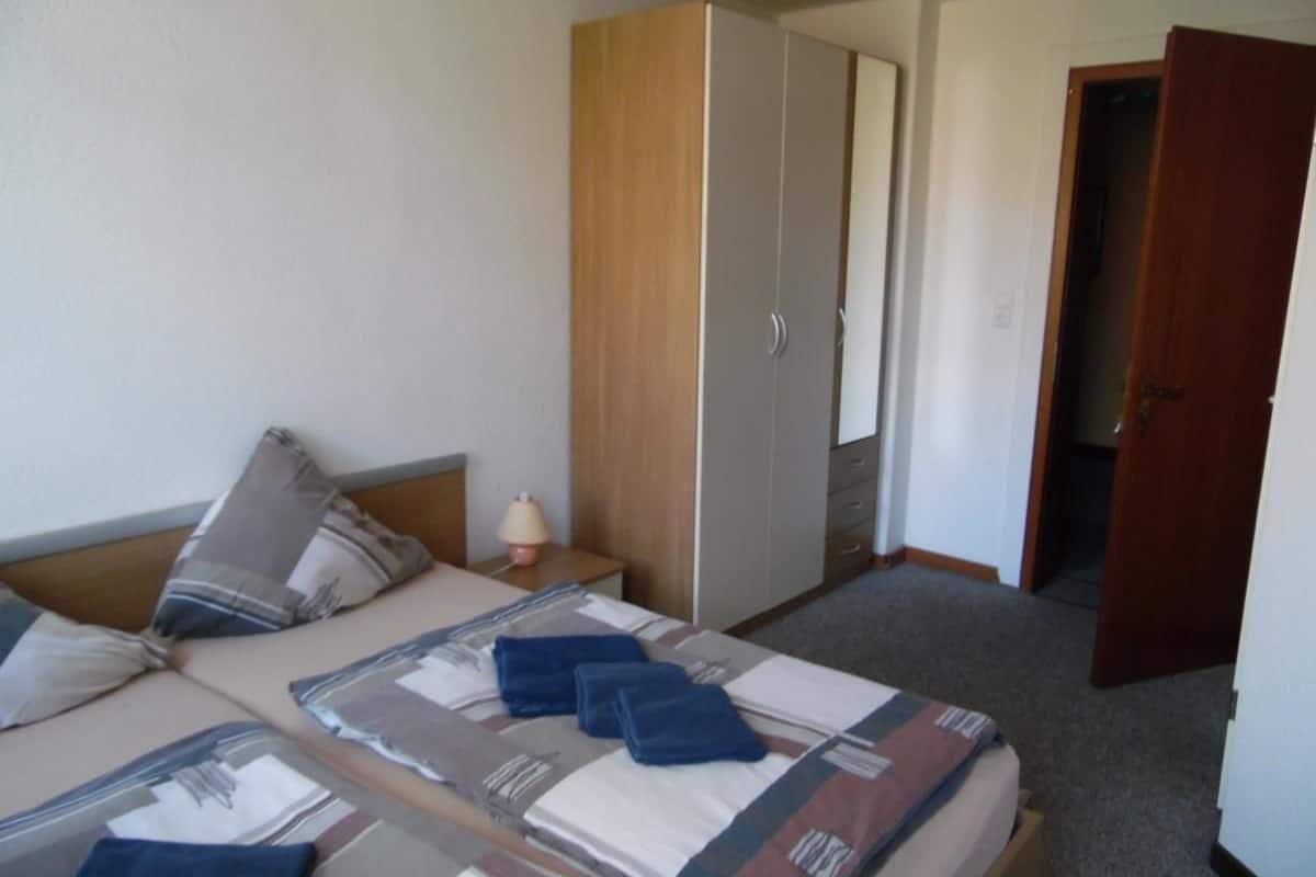 desk, rollaway beds, free wifi