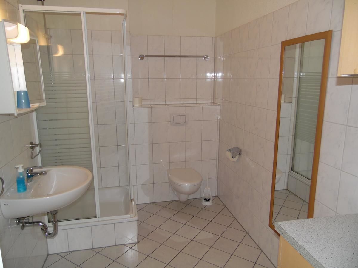 double room | bathroom shower