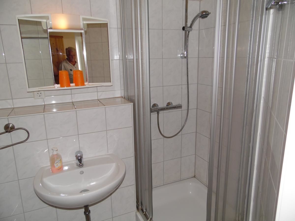 single room | bathroom shower