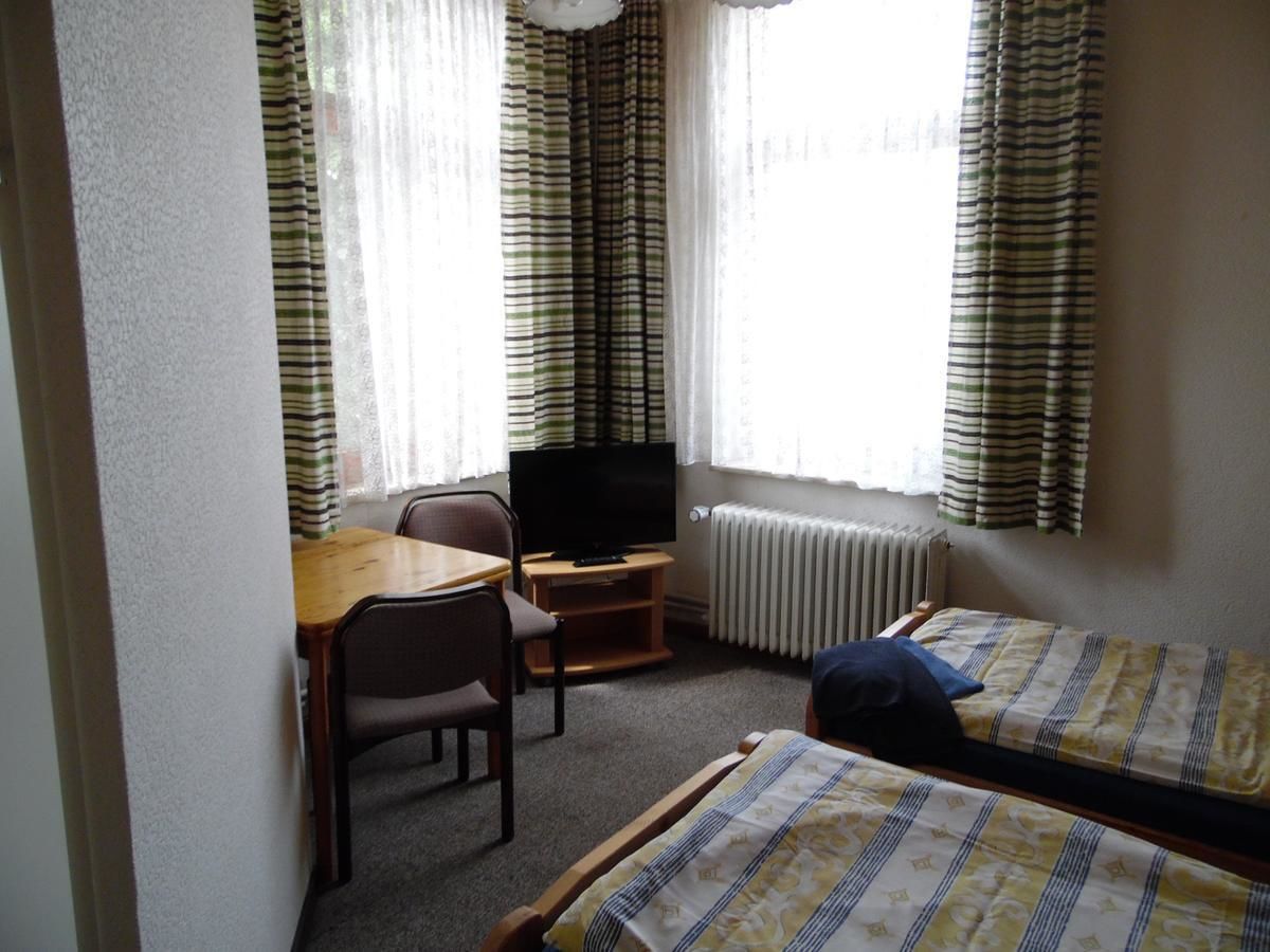 desk, rollaway beds, free wifi