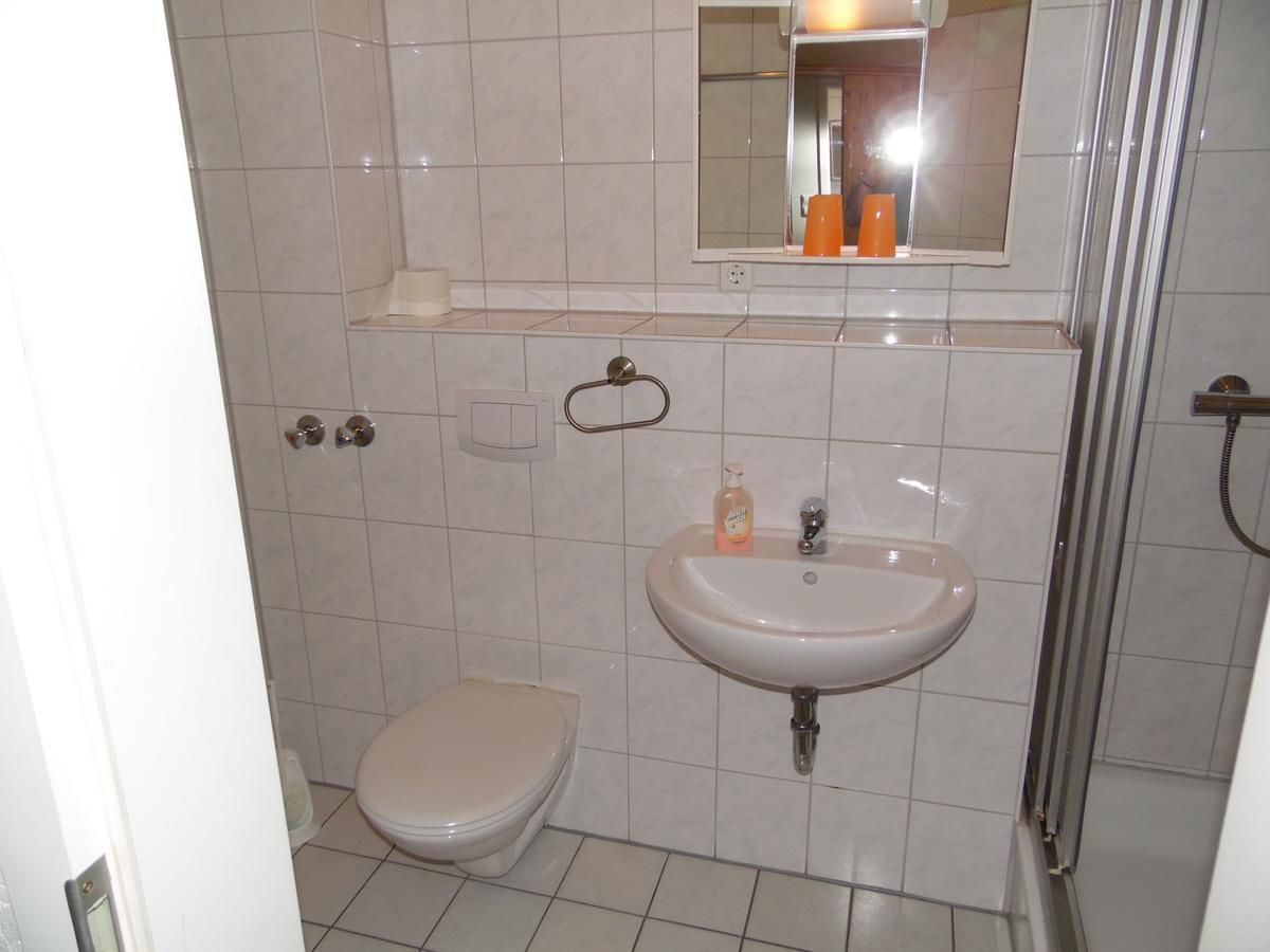 bathroom amenities | shower, towels