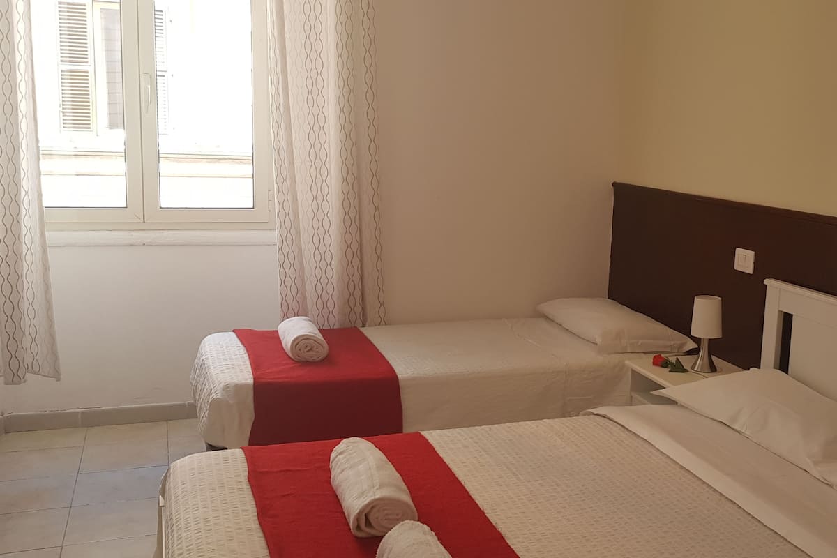 Habitación triple | Wifi gratis y ropa de cama