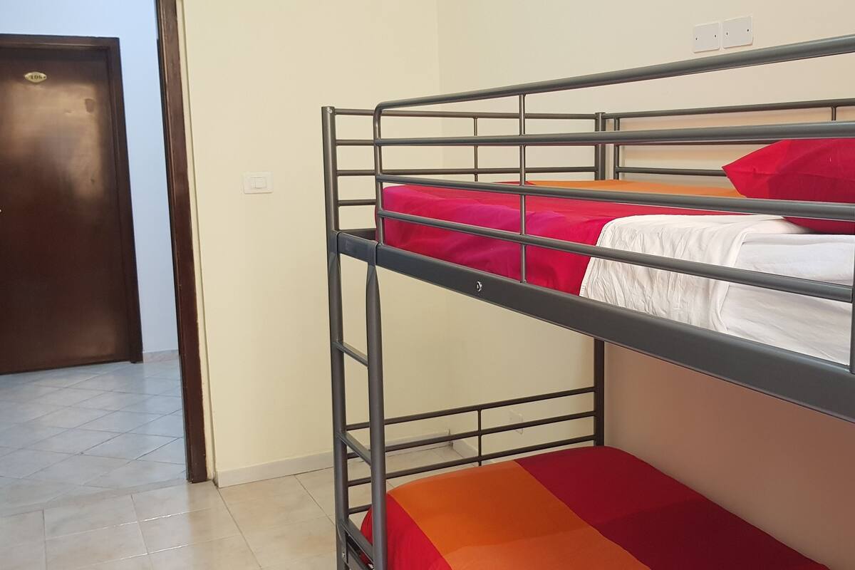 Dormitorio compartido económico, 4 habitaciones | Wifi gratis y ropa de cama