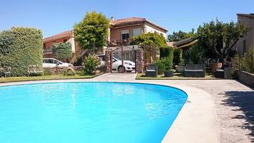 Piscine extérieure (ouverte en saison)