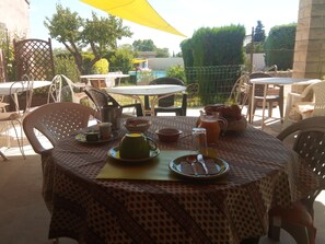 Daily continental breakfast (EUR 10 per person) - Hotel La Font de Lauro (Saumane-de-Vaucluse)