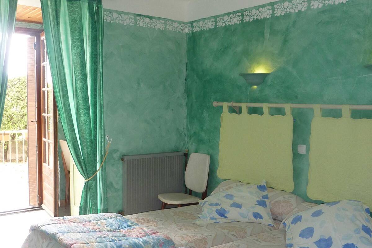 Escritorio, wifi gratis y ropa de cama