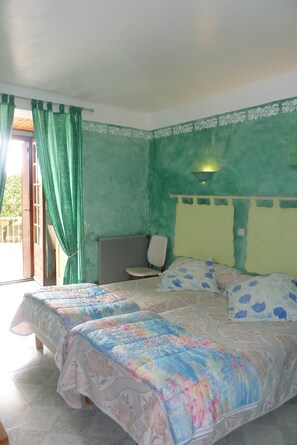 Desk, free WiFi, bed sheets - Hotel La Font de Lauro (Saumane-de-Vaucluse)