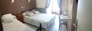 Kamar Triple Standar | Meja kerja, Wi-Fi gratis, dan seprai linen
