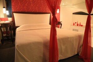 Minibar, escritorio, cortinas blackout y tabla de planchar con plancha 