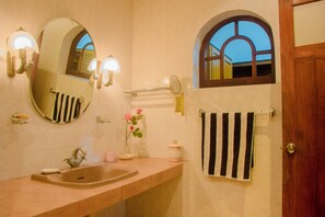 Deluxe Double Room | Bathroom