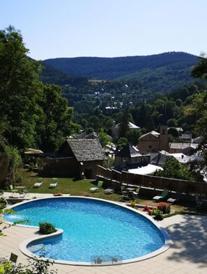 Una piscina al aire libre de temporada