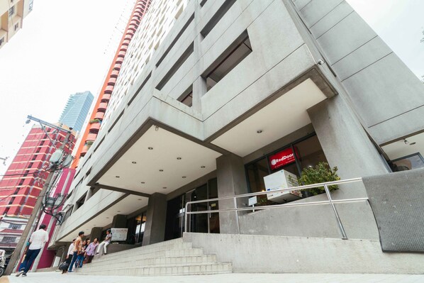 Exterior detail - RedDoorz @ Bel Air Soho Suites Makati City (Makati)