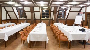 A conference room with long tables, chairs, and a large window. - Hotel Restaurant zur Linde (Pattensen)