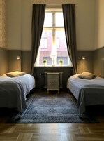 Escritorio, cortinas opacas, tabla de planchar con plancha y wifi gratis