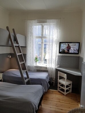 Triple Room | Bathroom | Hair dryer, towels - Hotel Kungsängstorg (Uppsala)