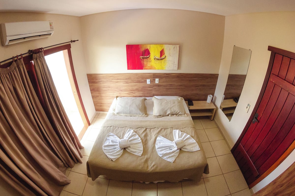 Frigobar, cofres nos quartos