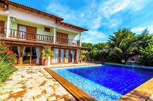 Fachada de la propiedad por la tarde o noche