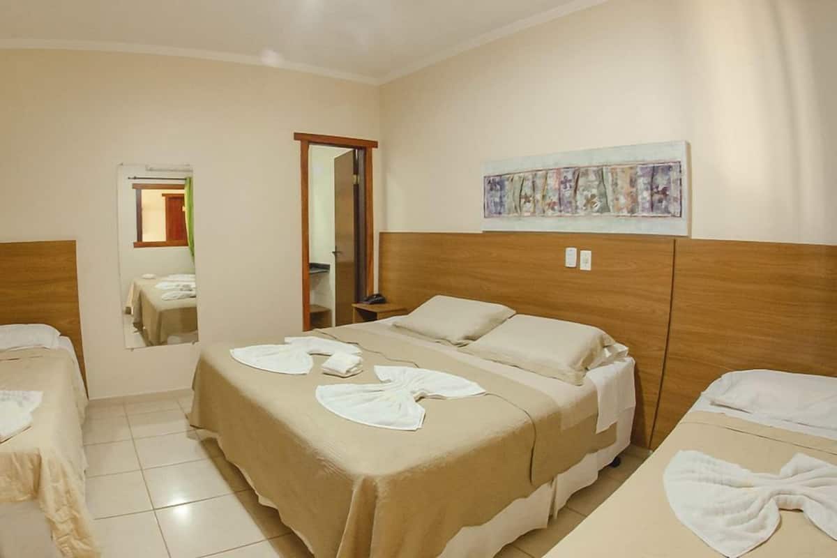 Quarto quádruplo luxo | Frigobar, cofres nos quartos