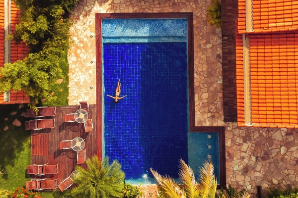 Outdoor pool, open 9 AM to 10 PM, pool loungers