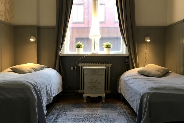 Escritorio, tabla de planchar con plancha, wifi gratis y ropa de cama