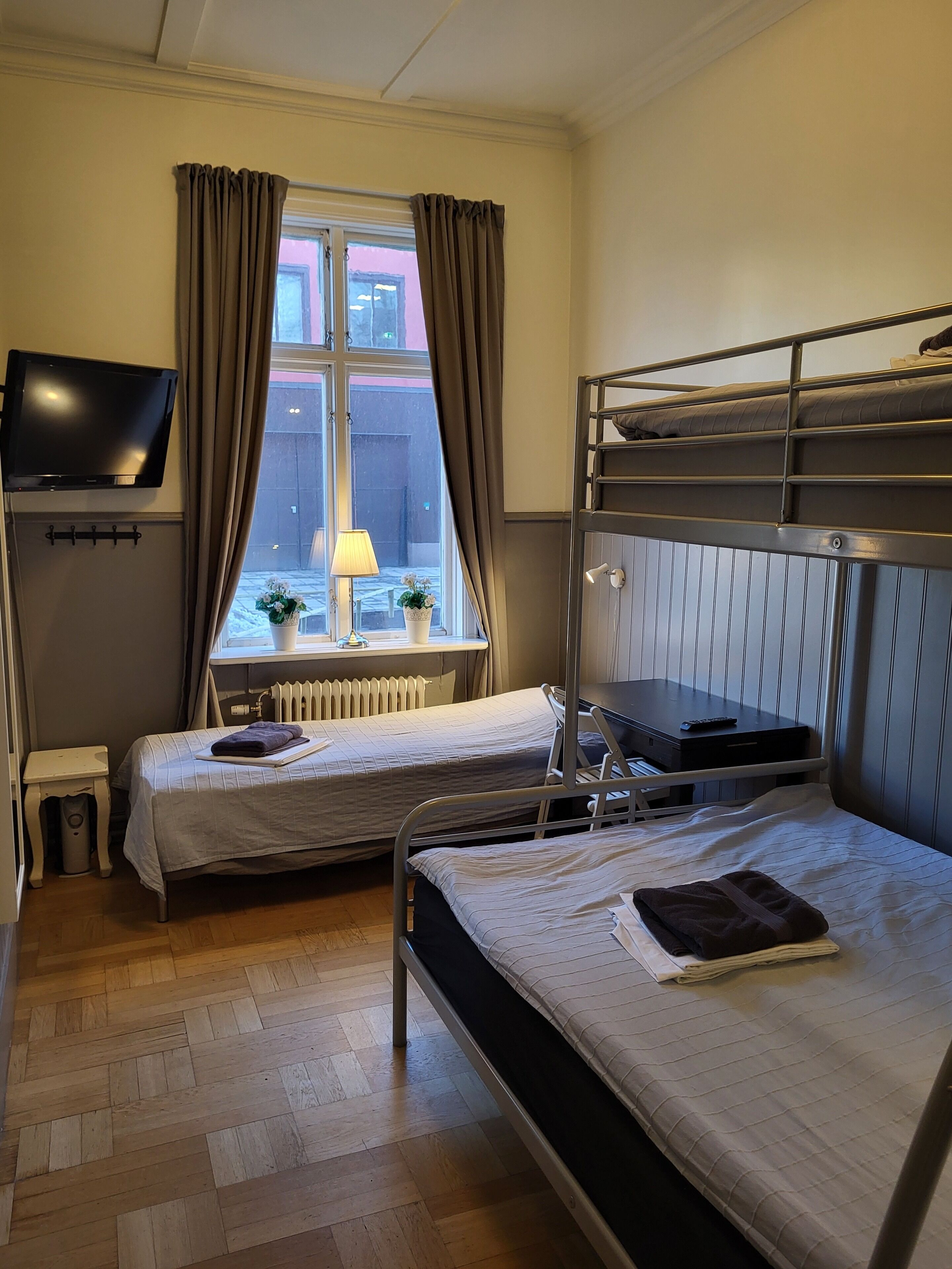 Kolmen hengen huone | Työpöytä, silitysrauta/-lauta, ilmainen Wi-Fi, vuodevaatteet