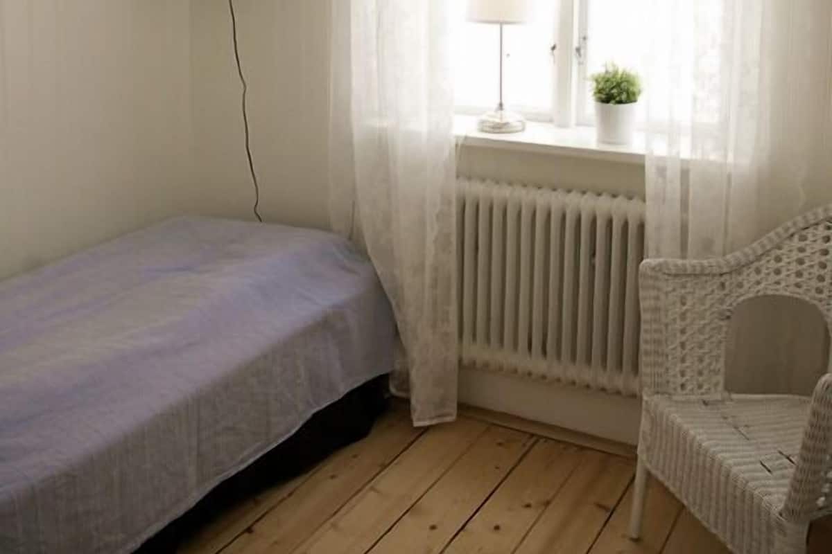Single Room | Desk, iron/ironing board, free WiFi, bed sheets