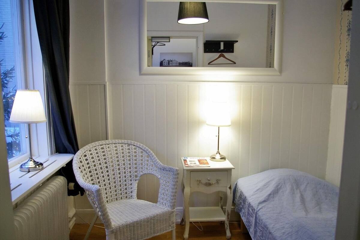 Eenpersoonskamer | Een bureau, een strijkplank/strijkijzer, gratis wifi, beddengoed