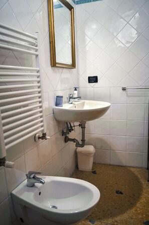 Standard Double or Twin Room | Bathroom