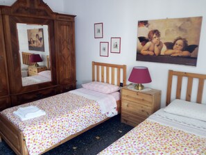 Standard Double or Twin Room (Private External Bathroom) | Desk, free WiFi, bed sheets - Bed&Breakfast Arcobaleno (Bologna)
