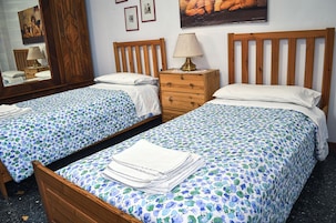 Standard Double or Twin Room (Private External Bathroom) | Desk, free WiFi, bed sheets