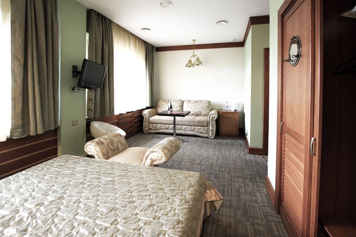 Minibar, in-room safe, iron/ironing board, free WiFi