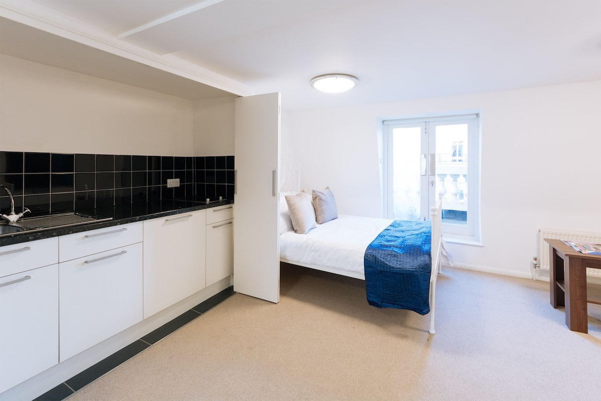 Premium Studio, 1 Double Bed, Balcony (Private Bathroom)
