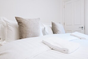 Superior Double Room, 1 Queen Bed, Shared Bathroom | Desk, iron/ironing board, cribs/infant beds, rollaway beds - Mayfair Guesthouse (London)