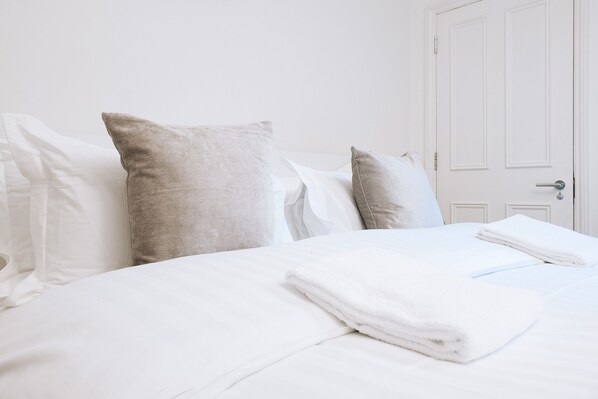 Chambre Double Supérieure, 1 grand lit, salle de bains commune | Bureau, fer et planche à repasser, lits bébé (en supplément)